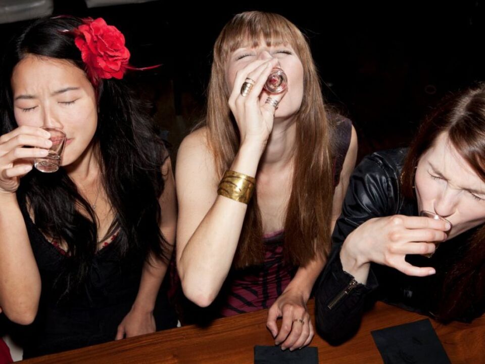 Pour lutter contre l'alcoolisme, une femme a besoin de rompre les relations avec des amis buveurs