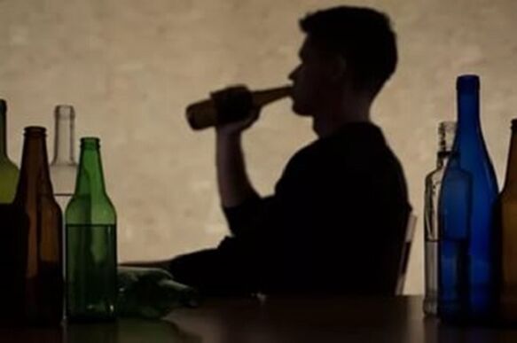Un homme consomme de l'alcool