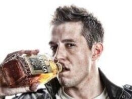 un homme boit de l'alcool comment arrêter gratuitement